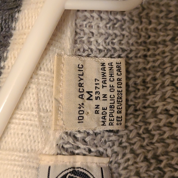 Mens sweater/free with men's bundle - Picture 4 of 4